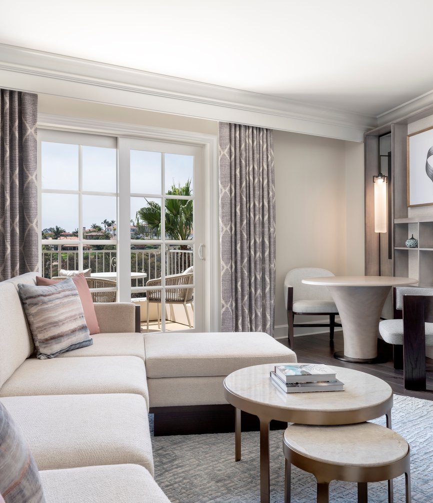 Sanpa-Park-Hyatt-Aviara-Suite-living-light-on